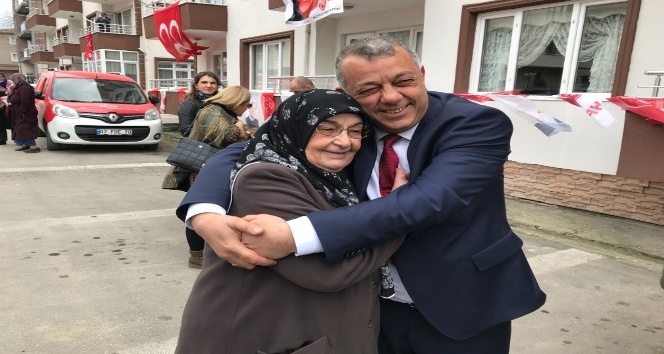 MHP’li Başkan adayı mahallesinde başkan gibi karşılandı