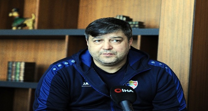 (Özel haber) Moldova Futbol Federasyonu Asbaşkanı Hincu: “Moldova futbolunda yeni nesil çıkarmak zorundayız”