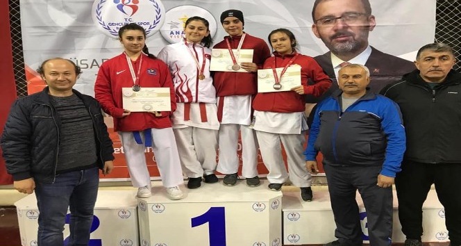 Kız karate takımı Türkiye finallerine katılma hakkı kazandı