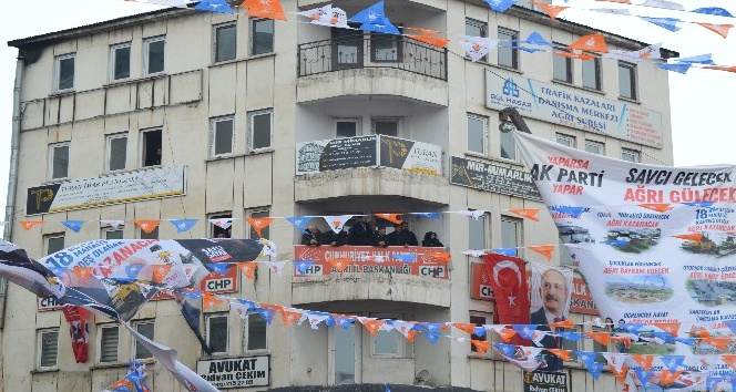 CHP belediye başkan adayı Cumhurbaşkanı Erdoğan’ı balkondan takip etti