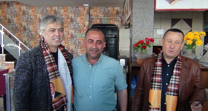 Ünlü sanatçı Cengiz Kurtoğlu, kapı kapı dolaşıp AK Parti adayına destek istedi