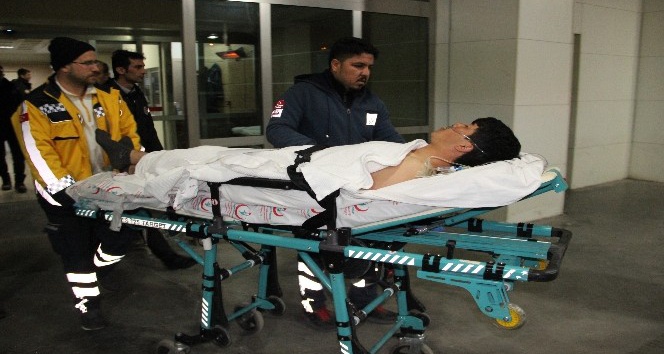 Kavgada bıçaklanan Afganistanlı genç ağır yaralandı