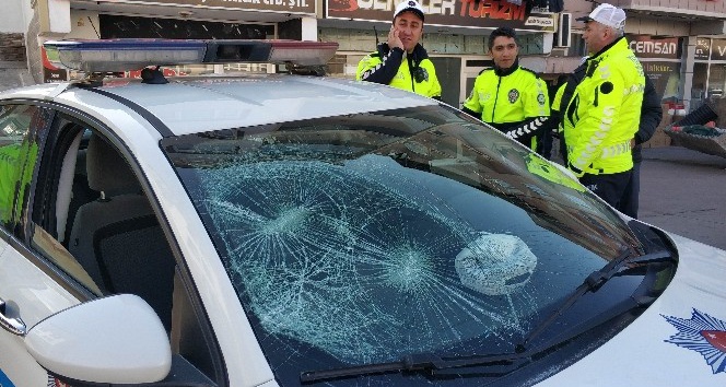 Sürücü polis aracının camını kırdı, annesi de bastonla polise saldırdı