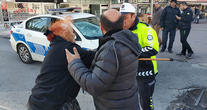 Sürücü polis aracının camını kırdı, annesi de bastonla polise saldırdı