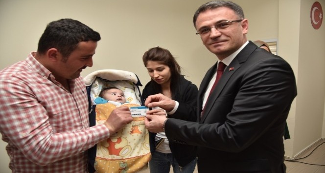 Vali Balcı, bebeklere altın yerine kütüphane üyelik kartı hediye etti