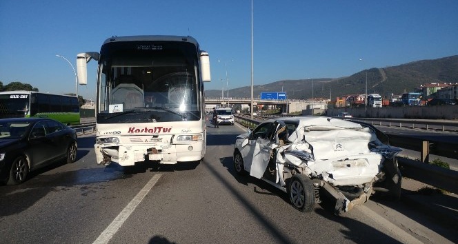 Otobüsün çarptığı otomobil hurdaya döndü: 2 yaralı