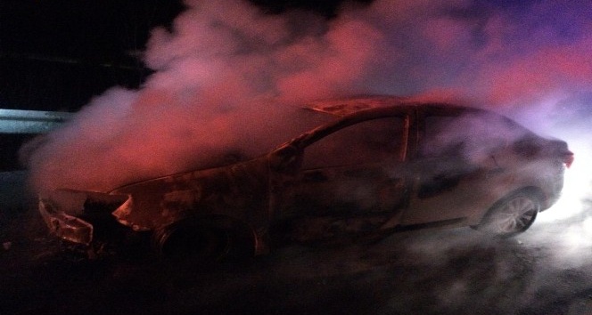 Bolu’da arızalanan otomobil alev alev yandı