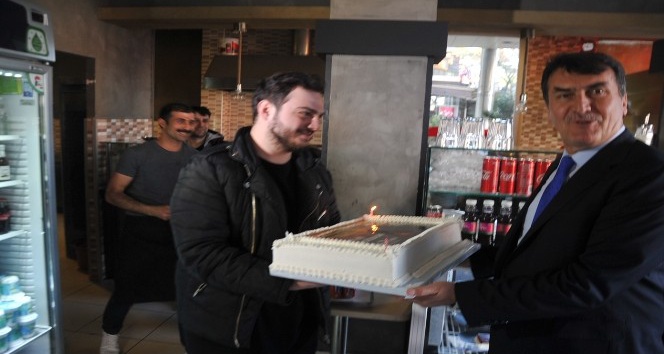 (ÖZEL)Mustafa Dündar’a esnaftan doğum günü sürprizi