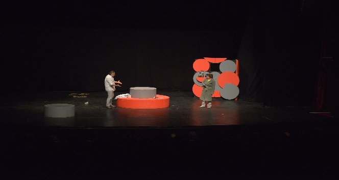 Maltepe’de Tiyatro Şenliği, ‘Açık Aile’ oyunuyla başladı