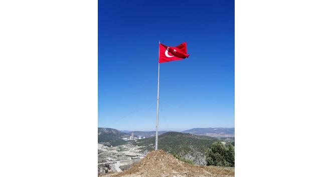 Vezirhan’da 20 metrelik Türk bayrağı her yerden gözükecek