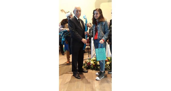 Genç okçular ödüllerini Türk Tarih Kurumu Başkanı Prof. Dr. Turan’ın elinden aldı