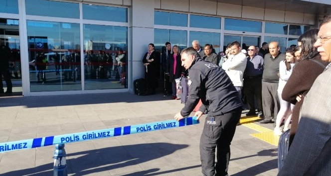 Kayseri Havaalanı’nda silah sesleri duyuldu, yaralı polisler var