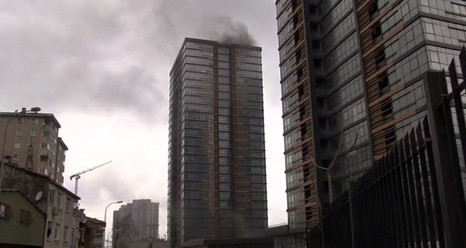 Fikirtepe'deki 24 katlı binada korkutan yangın söndürüldü