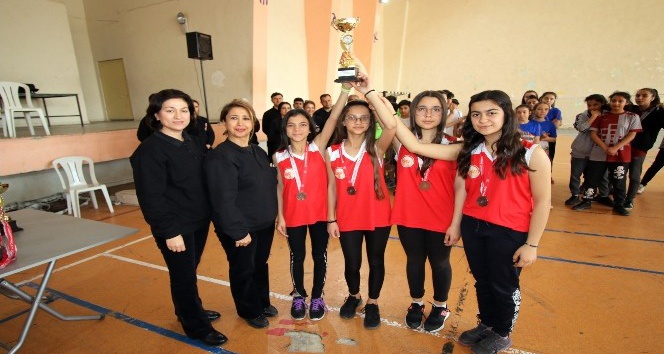 Mehmet Adil İkiz Ortaokulu’ndan badmintonda çifte birincilik