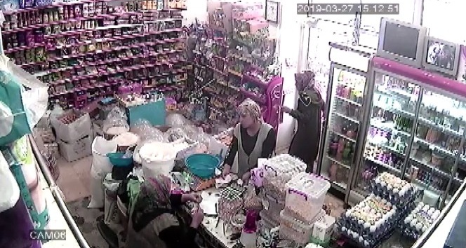 Kadın dolandırıcılar uyanık market sahibine yakalandı