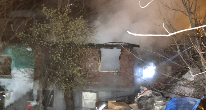 Ankara'da 2 katlı hurda deposu kül oldu