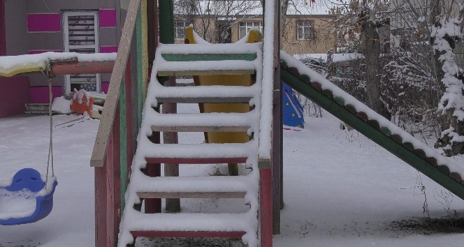 Ardahan’da yoğun kar kenti beyaza bürüdü