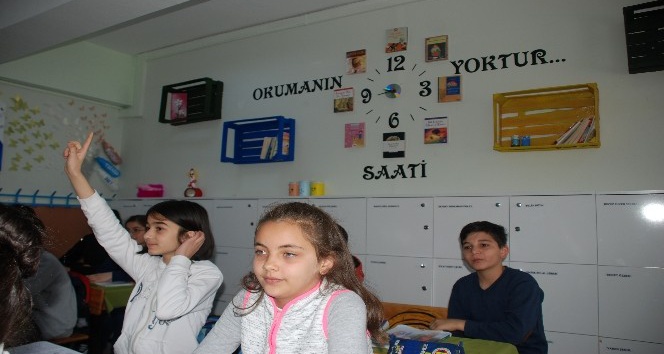 Sınıflarını çöple renklendirdiler