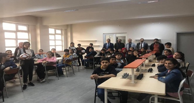 Türkiye Gaziler ve Şehit Aileleri Vakfı öğrencilere spor malzemesi dağıttı