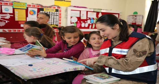 Jandarmadan öğrencilere kitap hediyesi
