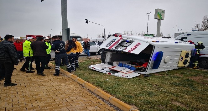Hasta taşıyan ambulansla otomobil çarpıştı: 5 yaralı