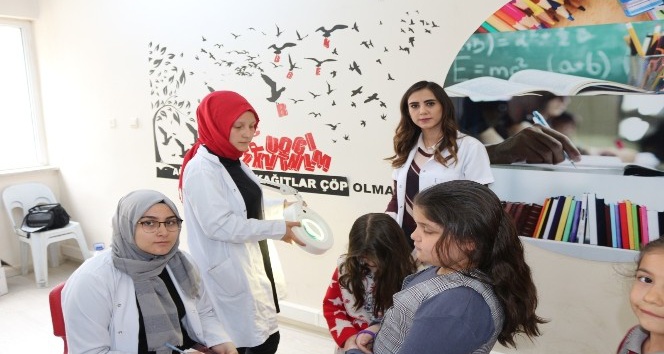Uşak Üniversitesi öğrencileri miniklere gönüllü kuaförlük yaptı