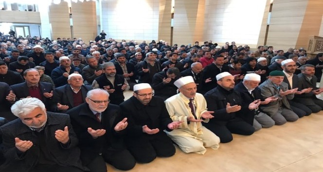 Karaman’ın en büyük camisi ibadete açıldı