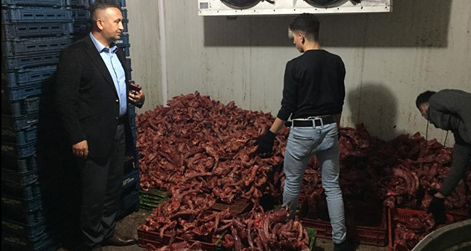 Mersin&#039;de 1 ton kaçak kesilmiş tavuk eti ele geçirildi