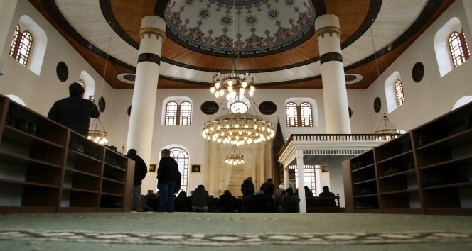 Rize’de taşınan eski Orta Cami yeni yerinde ibadete açıldı