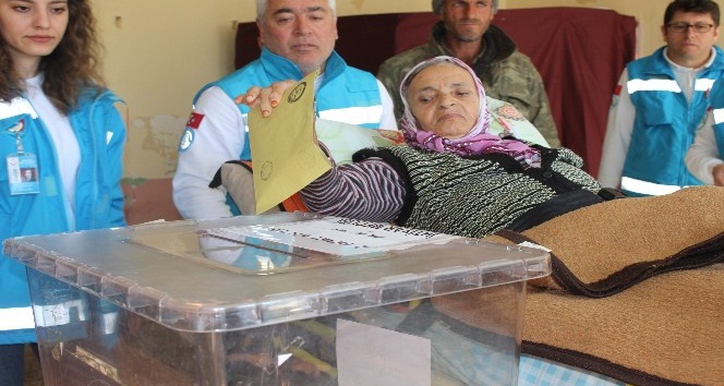 75 yaşındaki Rabiye Durdan sedyede oy kullandı