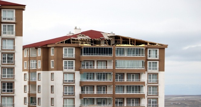 Yozgat’ta şiddetli rüzgar bir apartmanın çatısını uçurdu