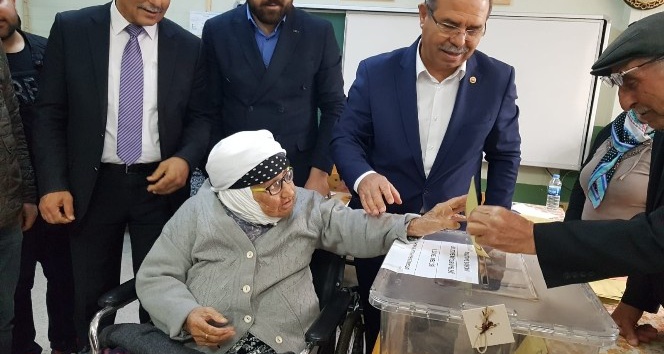 107 yaşındaki şehit annesi 80 yaşındaki oğluyla oy kullandı