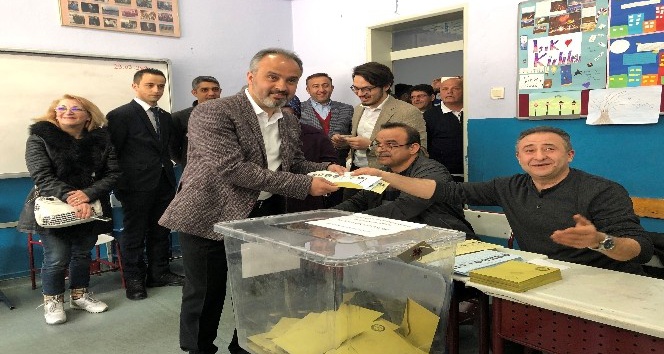 Bursa Büyükşehir Belediye Başkan adayı Ali Nur Aktaş oyunu kullandı