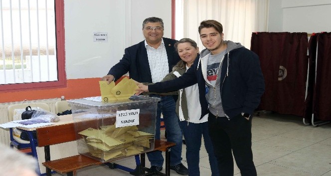 İzmir’de siyasiler sandık başında