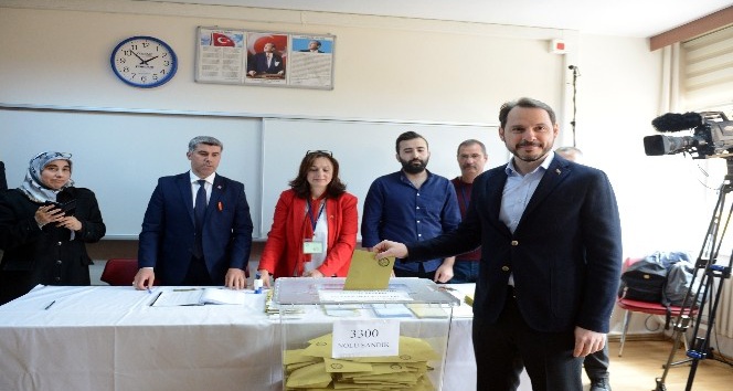 Berat Albayrak, eşi Esra Albayrak ile beraber Üsküdar’da oyunu kullandı