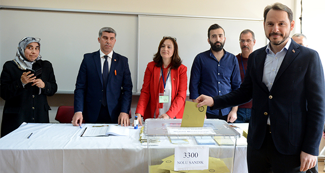 Berat Albayrak, eşi Esra Albayrak ile beraber Üsküdar'da oyunu kullandı