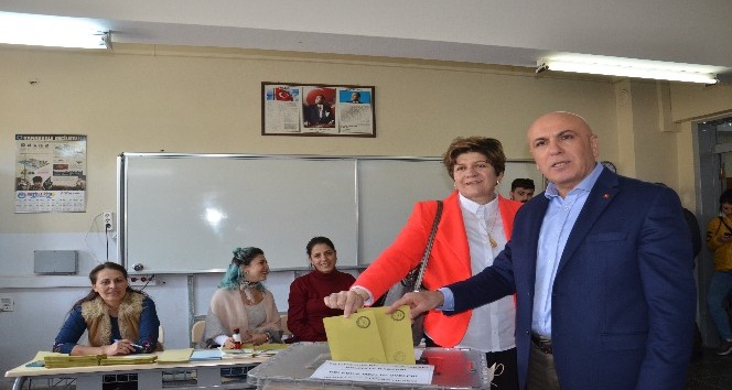 Millet İttifakı Balıkesir Büyükşehir Başkan adayı Ok oyunu kullandı