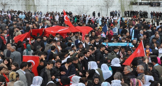 Şırnaklılar seçimi AK Partili adayın kazanmasını halaylarla kutladı