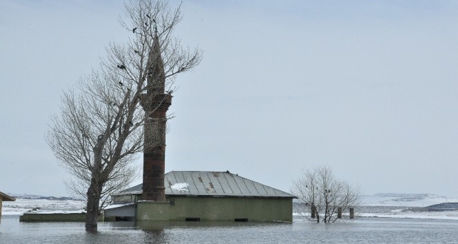 Baraj Gölü doldu köy camisi sular altında kaldı