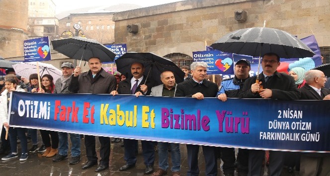 Bitlis’te otizm farkındalık yürüyüşü