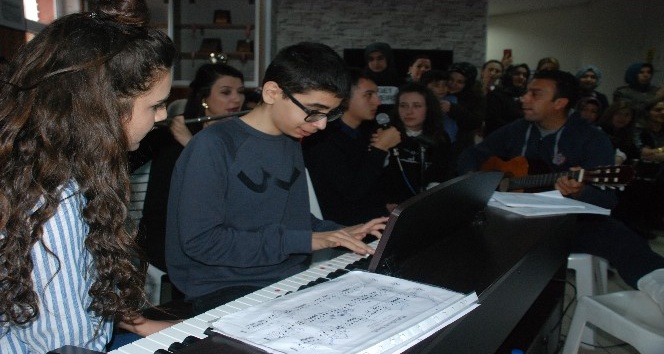Otizmli öğrenci piyano ile engelleri aştı