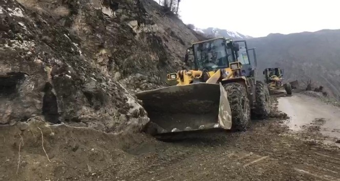 Siirt’te dağdan kopan dev kaya parçası yolu ulaşıma kapattı