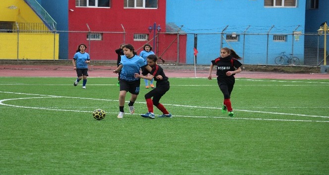 Ağrı’da Yıldız Kız- Erkek Futbol Grup Müsabakaları başladı