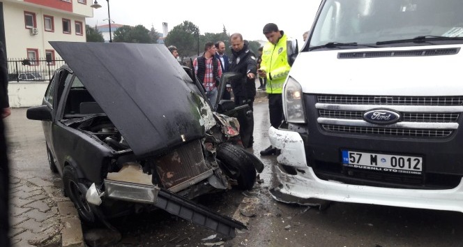 Sinop’ta okul servisi ile otomobil çarpıştı: 2 yaralı