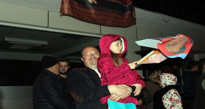 Kesimoğlu, Kırklareli Belediyesi önünde vatandaşlar tarafından karşılandı