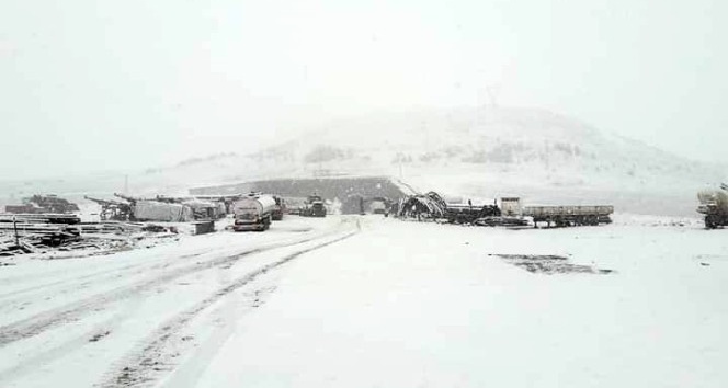 Bayburt’un yüksek kesimlerinde kar yağışı etkili oldu