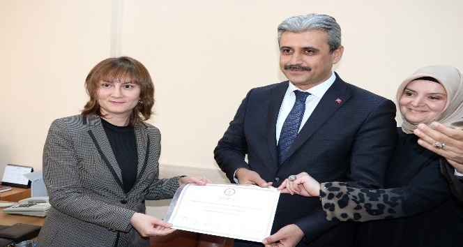 Yozgat Belediye Başkanı Celal Köse mazbatasını aldı