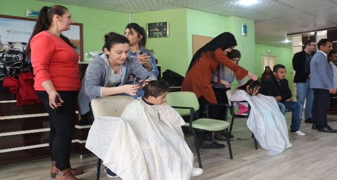 Silopi’de engelli öğrencilere saç bakımı