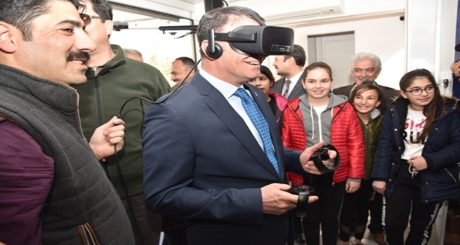 Vali Balcı, sanal gerçeklik gözlüğü taktı
