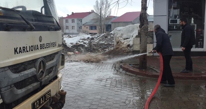 Kışın çetin geçtiği Karlıova’da basınçlı su ile temizlik